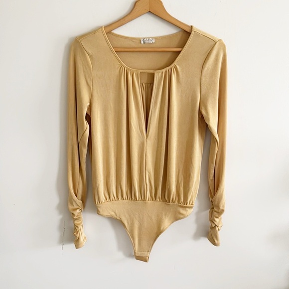 Free People metallic gold yellow bodysuit Ruched Sleeve Good Bodysuit size small - Picture 2 of 7